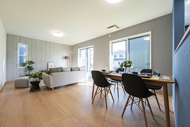 【リビング】◇LDK18.4帖の大空間で、ホームパーティや家族団らんも快適に。開放感を重視する方におすすめです♪※施工事例