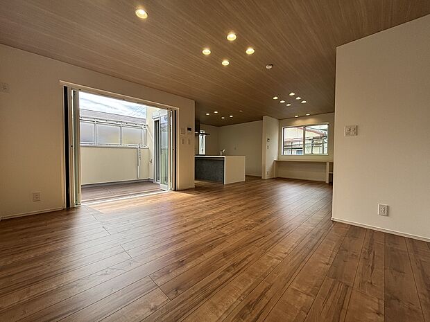 施工例　広々としたスペースに優しい光があふれるくつろぎのリビングダイニング