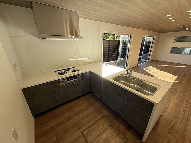 施工例　革新的なデザインと優れた機能性は毎日欠かせないキッチンワークに歓びをプラス