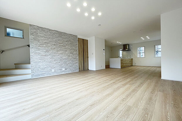 施工例　広々としたスペースに優しい光があふれるくつろぎのリビングダイニング