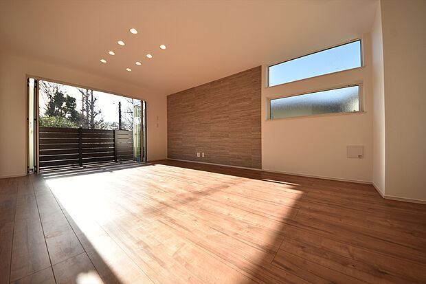 施工例 開放的な窓から差し込む優しい自然光が日常を忘れさせてくれる贅沢な空間を演出。