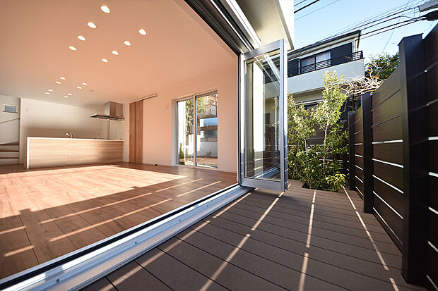 施工例 青空を背景に陽光のスポットライトを浴び、オーナー様だけの特別な空間を演出施工例 青空を背景に陽光のスポットライトを浴び、オーナー様だけの特別な空間を演出