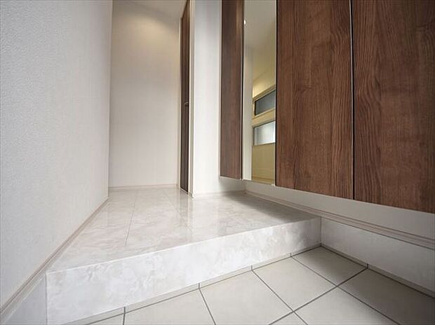 施工例 扉を開けた瞬間、目の前に広がる大理石調のフローリングがエントランスに一層の輝きと開放感を演出