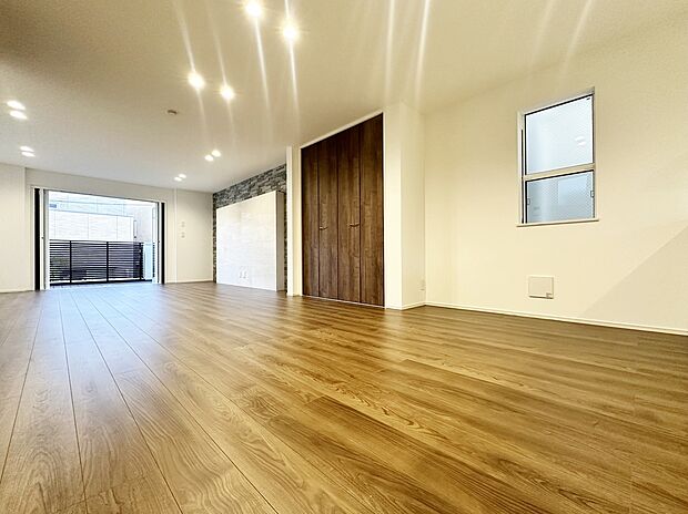 施工例　開放的な窓から差し込む優しい自然光が日常を忘れさせてくれる贅沢な空間を演出