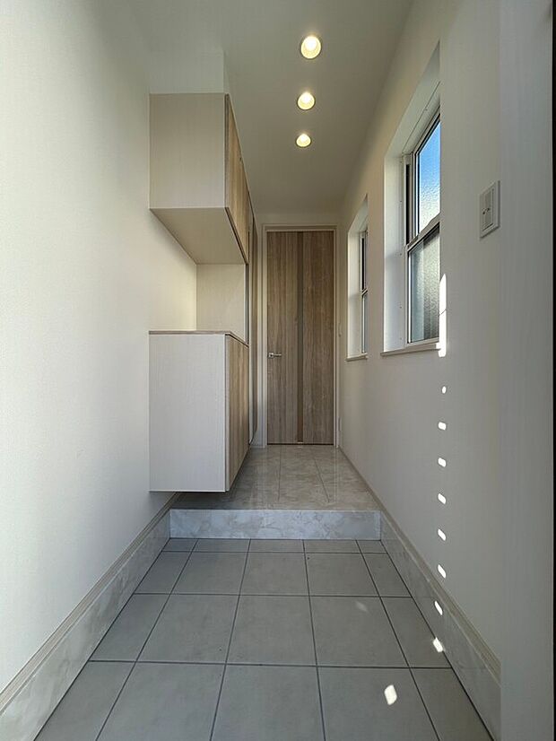 施工例 扉を開けた瞬間、目の前に広がる大理石調のフローリングがエントランスに一層の輝きと開放感を演出