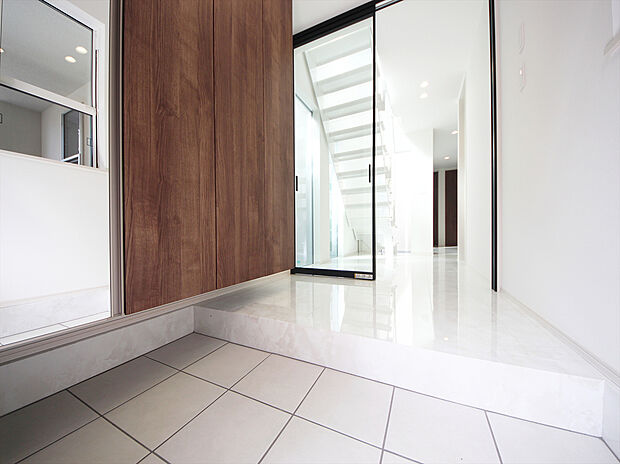 施工例　扉を開けた瞬間、目の前に広がる大理石調のフローリングがエントランスに一層の輝きと開放感を演出