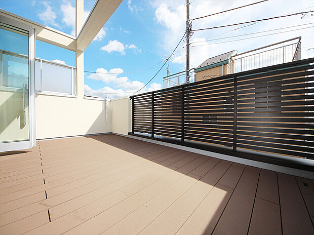 施工例　青空を背景に陽光のスポットライトを浴び、オーナー様だけの特別な空間を演出施工例　青空を背景に陽光のスポットライトを浴び、オーナー様だけの特別な空間を演出