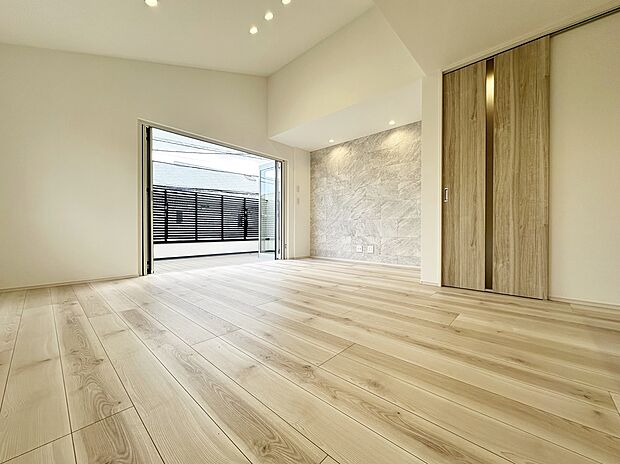 施工例　開放的な窓から差し込む優しい自然光が日常を忘れさせてくれる贅沢な空間を演出