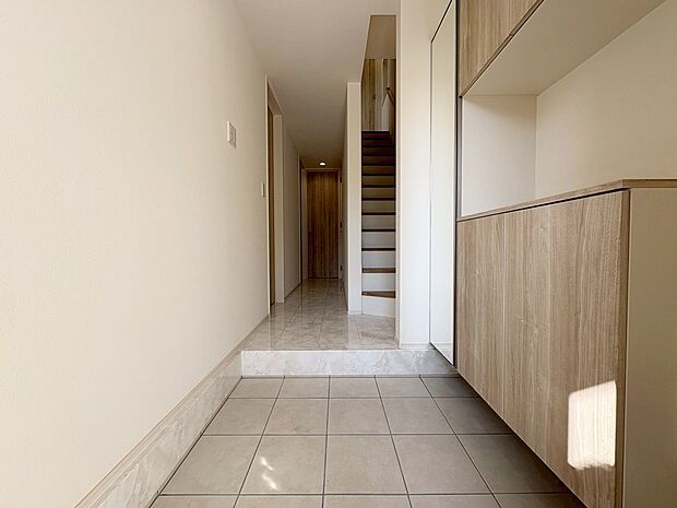 扉を開けた瞬間、目の前に広がる大理石調のフローリングがエントランスに一層の輝きと開放感を演出