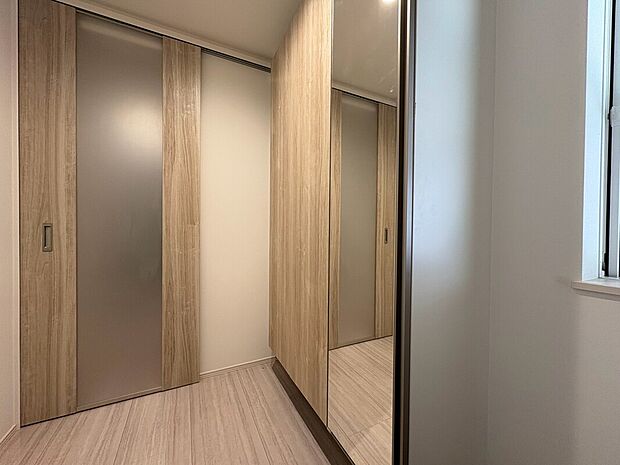 施工例 扉を開けた瞬間、目の前に広がる大理石調のフローリングがエントランスに一層の輝きと開放感を演出