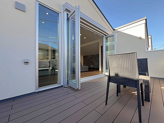 施工例 青空を背景に陽光のスポットライトを浴び、オーナー様だけの特別な空間を演出