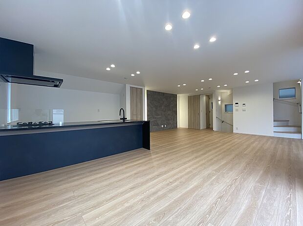 施工例　開放的な窓から差し込む優しい自然光が日常を忘れさせてくれる贅沢な空間を演出