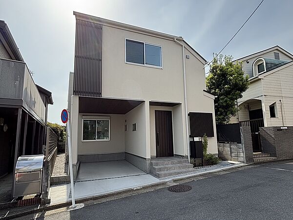 施工例　高級感溢れる外観が落ち着きを演出するラグシスシリーズ。美しさだけではなく、制震設備もしっかり整っているため機能性も兼ね備えております
