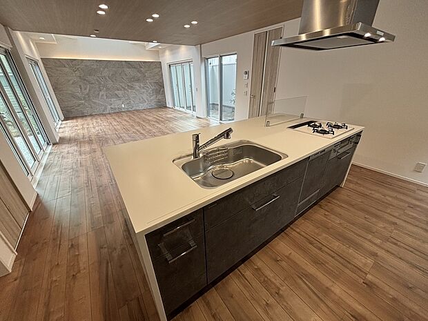 施工例 ゲストを招いて料理を振る舞い、広々としたキッチンスペースを囲みながら話が弾む贅沢な時間。