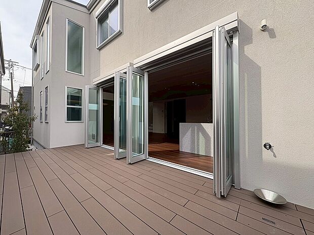 施工例　青空を背景に陽光のスポットライトを浴び、オーナー様だけの特別な空間を演出