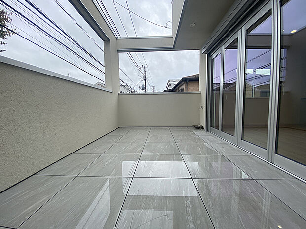 施工例 青空を背景に陽光のスポットライトを浴び、オーナー様だけの特別な空間を演出