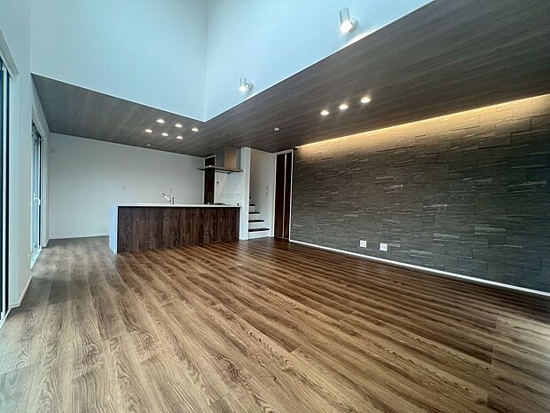 施工例 開放的な窓から差し込む優しい自然光が日常を忘れさせてくれる贅沢な空間を演出。