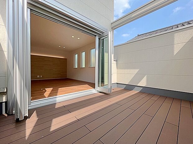 施工例 扉を開けた瞬間、目の前に広がる大理石調のフローリングがエントランスに一層の輝きと開放感を演出