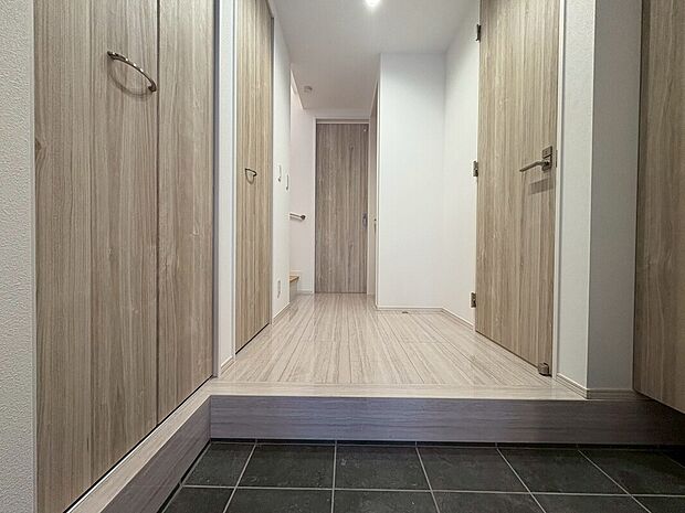 施工例 扉を開けた瞬間、目の前に広がる大理石調のフローリングがエントランスに一層の輝きと開放感を演出