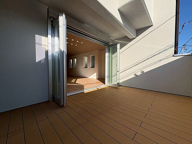 施工例 青空を背景に陽光のスポットライトを浴び、オーナー様だけの特別な空間を演出施工例 青空を背景に陽光のスポットライトを浴び、オーナー様だけの特別な空間を演出
