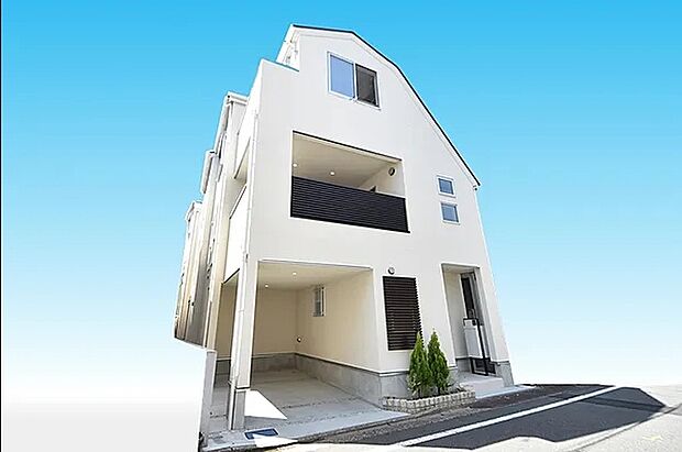 施工例　高級感溢れる外観が落ち着きを演出するラグシスシリーズ。美しさだけではなく、制震設備もしっかり整っているため機能性も兼ね備えております。
