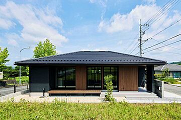 DKとウッドデッキが繋がる 平屋の家 外観