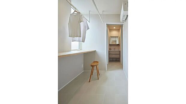 洗面脱衣とは別に設けたランドリールーム。洗濯物をたたむこともできるようにカウンターも設けました。