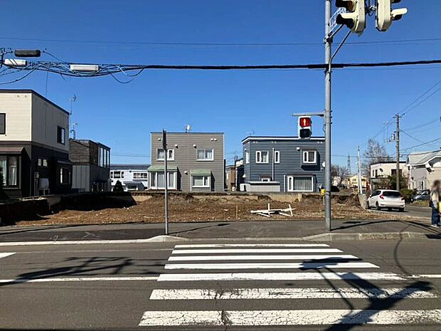 【現地写真】
徒歩圏内には生活利便施設が揃います。前面道路には歩道がございますのでご家族とのお出掛けや、ペットとのお散歩にも心強いですね。（2025年4月撮影）