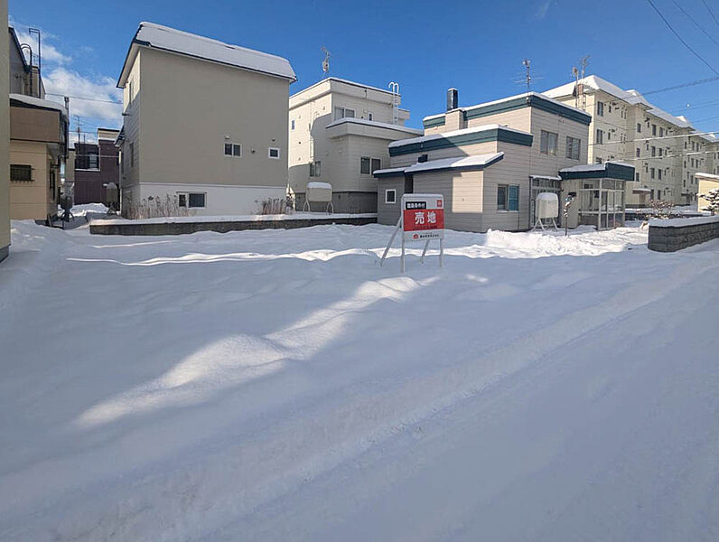 【現地写真】
比較的車通りの少ない道路に面し静かな環境。小さなお子様との外出にも心強い立地ですね。
（2025年1月撮影）