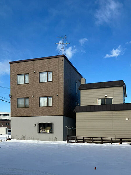 【現地写真】
周辺は緑豊かで閑静な住宅地です。暮らしやすく、子育て世帯にもおすすめの環境です。
（2025年2月撮影）