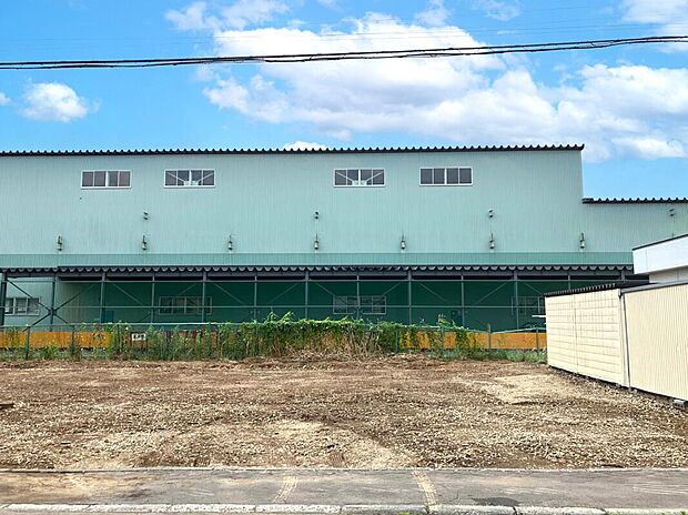 【現地写真】
間口は約10mと広く開放感がございます。前面道路との段差も少なく駐車もスムーズにできそうですね。
（2025年7月撮影）