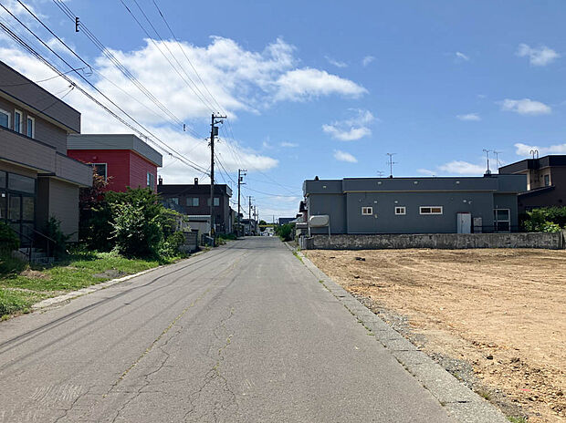 【現地写真】
スーパーやコンビニが徒歩圏内に揃い、日々のお買い物に便利です。ぜひ周辺環境と合わせて現地をご覧ください。
（2025年8月撮影）