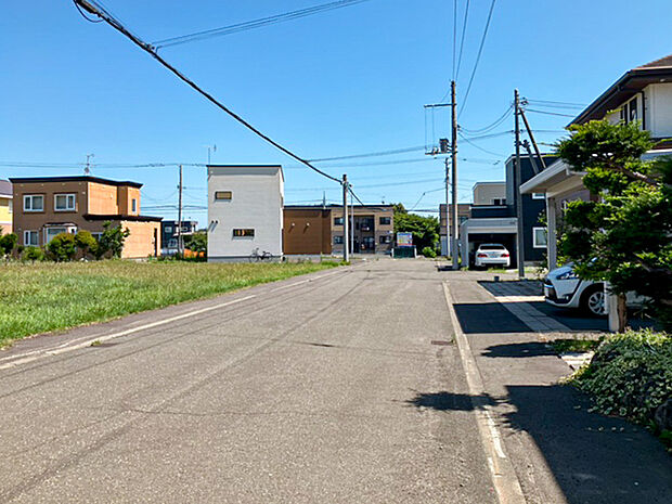 【現地写真】
徒歩10分圏内には、教育機関や買物施設が揃い便利な環境。子育にも優しい立地です。
(2025年7月撮影）