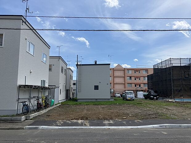 【6号地現地写真】
最寄りバス停「菊水元町2条丁目」バス停まで徒歩約2分とバスアクセスが良く、お出掛けもしやすい立地です。
(2026年5月撮影）