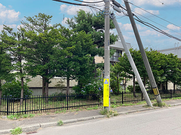 【現地写真】
敷地面積を有効に活用した建物が建てやすい整形地です。現在古家がございますが、解体後更地にてお引渡しになります。
(2025年8月撮影）