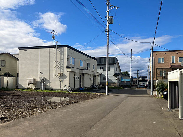 【現地写真】
幅員約6mの公道に面し陽当り、通風良好、開放感がございます。明るく、気持ちの良い風を感じられるお住まいになりますね。
(2025年11月撮影）