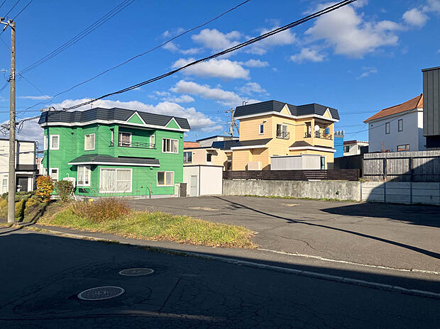 【現地写真】
低層住居が建ち並ぶ閑静な住宅街の一画に、約58坪のゆとりある売地が登場。「美里団地」バス停まで徒歩約3分と、バスアクセスの良い立地です。
(2025年11月撮影）