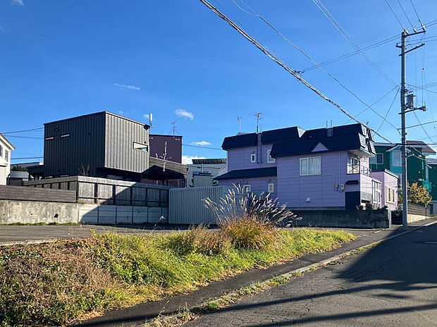 【現地写真】
徒歩10分圏内に複数の商業施設が揃う、暮らし便利な住環境です。日々のお買い物にも便利で、ファミリーにもおすすめです。
(2025年11月撮影）