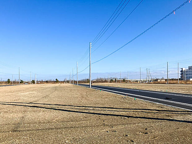 【現地写真】
全135区画の分譲地が登場です。約62~68坪の広々とした土地面積が魅力。開放感のある立地です。
(2025年11月撮影)