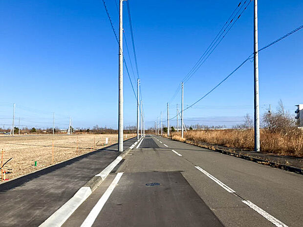 【現地写真】
きれいに舗装された前面道路は、お住まいの見栄えも良くしてくれますね。ゆとりある土地で、ご家族に合った夢のマイホームをぜひご実現ください。
(2025年11月撮影)