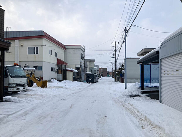 【現地写真】
前面道路は幅員約8mとゆとりの広さがございます。お車でのすれ違いや駐車もしやすいですね。
(2025年12月撮影)