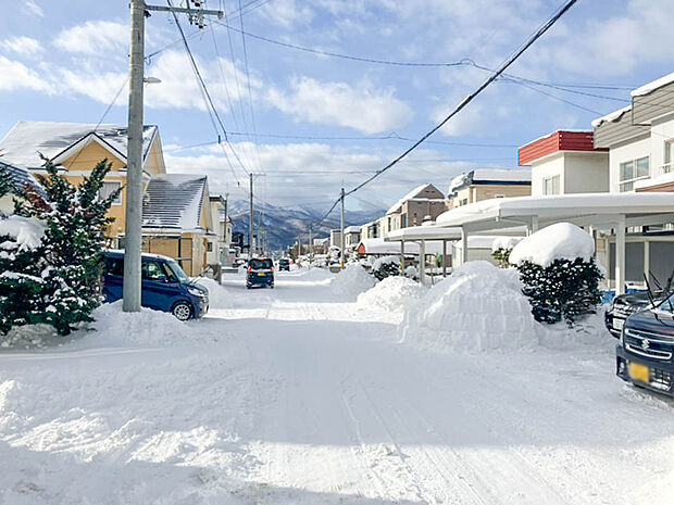 【現地写真】
幅員約8mの公道に面し開放感がございます。広くて見通しの良い前面道路は、お住まいの見栄えも良くしてくれますね。
(2025年12月撮影)