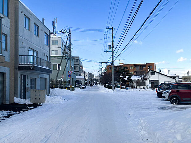 【現地写真】
接道幅員はゆったり約6mございます。見通しが良く、お車のすれ違いや駐車もラクラクです。
(2026年1月撮影)
