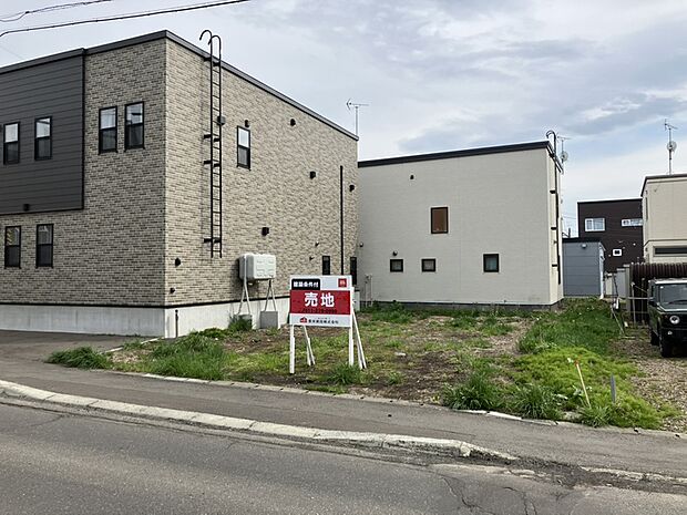 【現地写真】
スーパーやコンビニが徒歩10分圏内に揃い生活便利な住環境です。小学校や保育園も近く、お子様の通学にも心強い立地です。
(2026年5月撮影)