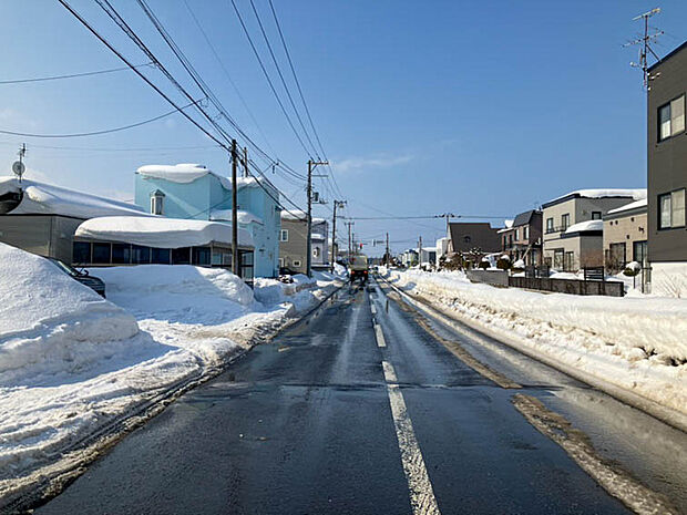 【現地写真】
スーパーやコンビニが徒歩10分圏内に揃い生活便利な住環境です。小学校や保育園も近く、お子様の通学にも心強い立地です。
(2026年2月撮影)