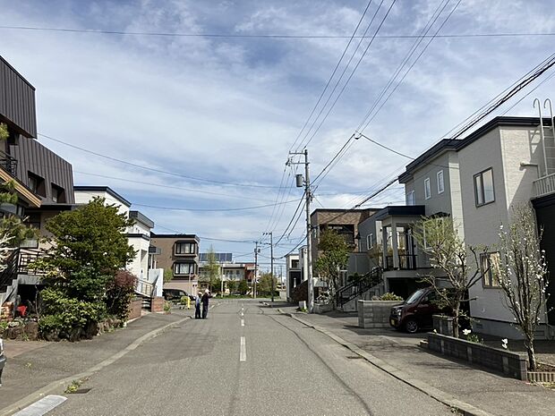 【現地写真】
JR函館本線「白石」駅まで徒歩約22分。最寄りバス停までは徒歩約3分で利用可能。落ち着いた住宅地で新生活をスタートできます。
（2026年5月撮影）