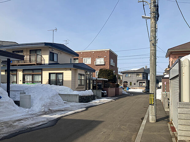 【現地写真】
南東側が公道に面したうれしい立地の物件です。見通しの良い道路は、お住まいの見栄えが良くなるだけでなく、安全性・防犯性も高まります。
（2026年3月撮影）