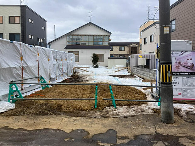 【現地写真】
木のぬくもりと吹き抜けの開放感を感じられるお住まいが完成予定。完成するのが楽しみですね。
(2026年3月撮影)
