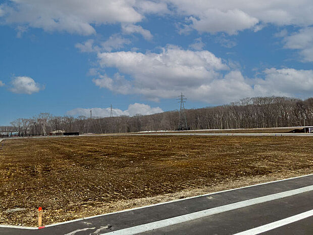 【現地写真】
全区画が土地面積57坪以上のゆとりある分譲地。周辺には高い建物がなく陽当りや風通しも期待できる立地です。
(2026年4月撮影)