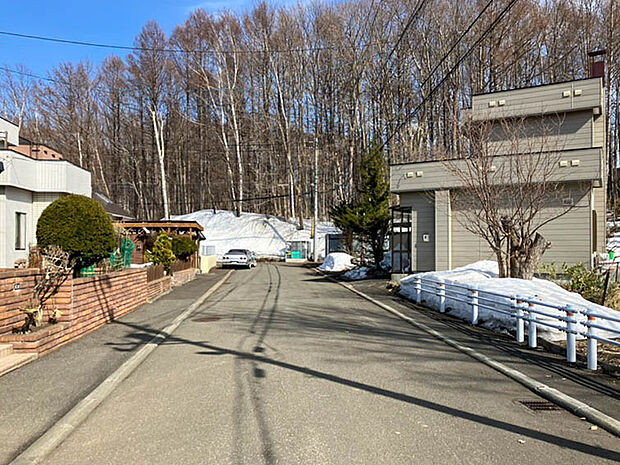 【現地写真】
周辺は低層住居専用地域の閑静な住宅街につき住環境良好。高い建物が少なく開放感がございます。
（2026年3月撮影）
